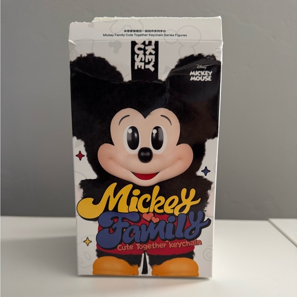 Pop Mart MICKEY FAMILY CUTE TOGETHER KEYCHAIN PLUSHIE - Minnie - Picture 3 of 5